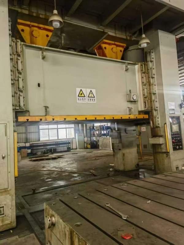 广东锻压800吨双点冲床，台面40001800，前移工作台，.
