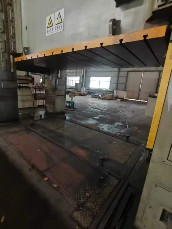 广东锻压800吨双点冲床，台面40001800，前移工作台，.