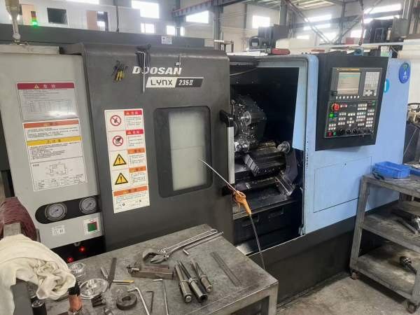 斗山LYNX235斜轨车，8寸液压卡盘，12工位刀塔，液压尾.