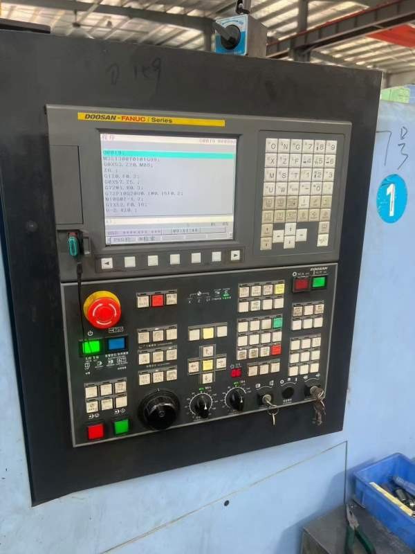斗山LYNX235斜轨车，8寸液压卡盘，12工位刀塔，液压尾.