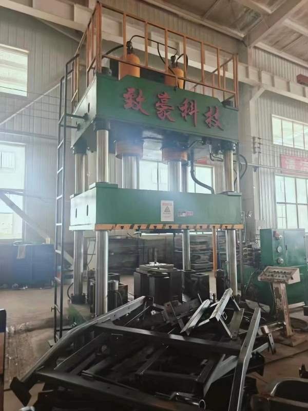 南通铭格315吨四柱液压机，工作台面1.72.1米机器状况.