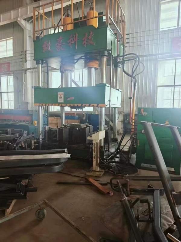 南通铭格315吨四柱液压机，工作台面1.72.1米机器状况.