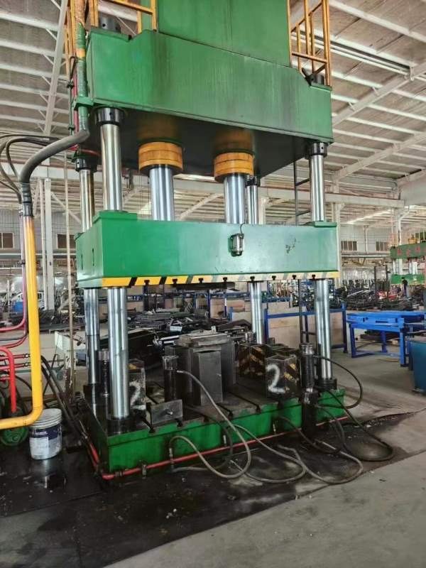 南通铭格315吨四柱液压机，工作台面1.72.1米机器状况.