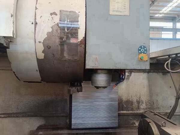 友佳VB_715A加工中心，带400四轴，BT50齿轮主轴，三轴.