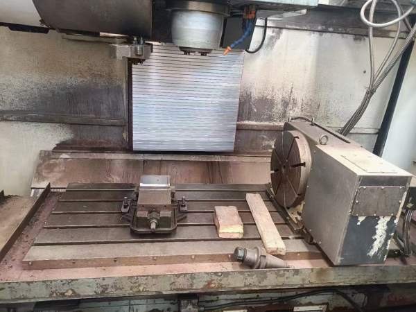 友佳VB_715A加工中心，带400四轴，BT50齿轮主轴，三轴.