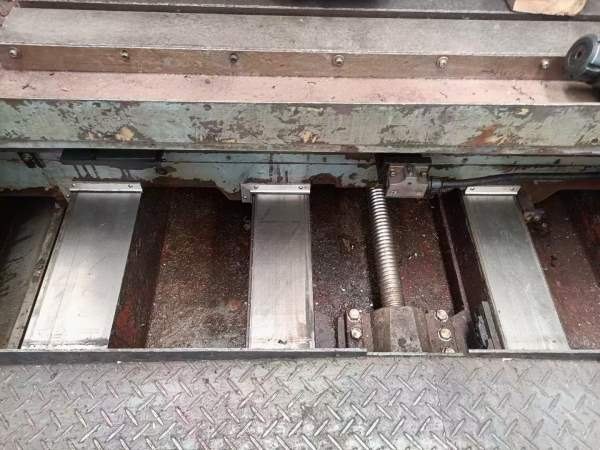 友佳VB_715A加工中心，带400四轴，BT50齿轮主轴，三轴.