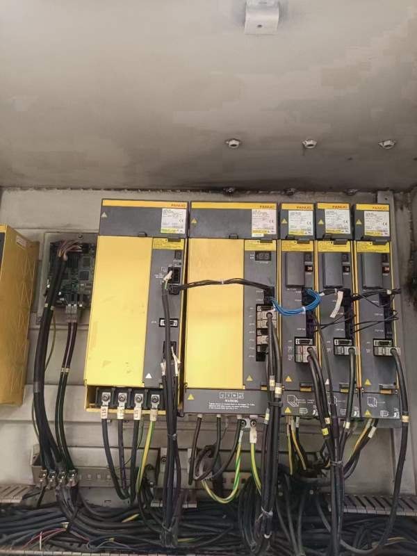 友佳VB_715A加工中心，带400四轴，BT50齿轮主轴，三轴.
