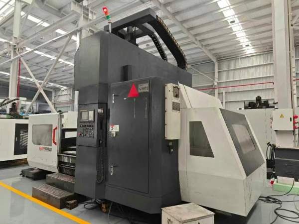 仓库刚到一台现货国盛重型2015龙门加工中心，BT50主轴.