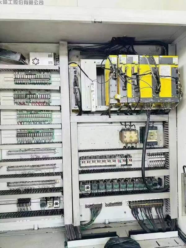 海天800双工位卧加，发那科系统，60把刀库，BT50主轴.