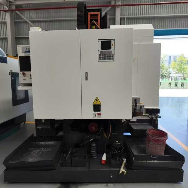 德扬DV855加工中心系统：发那科普拉斯系统主轴：BT40.