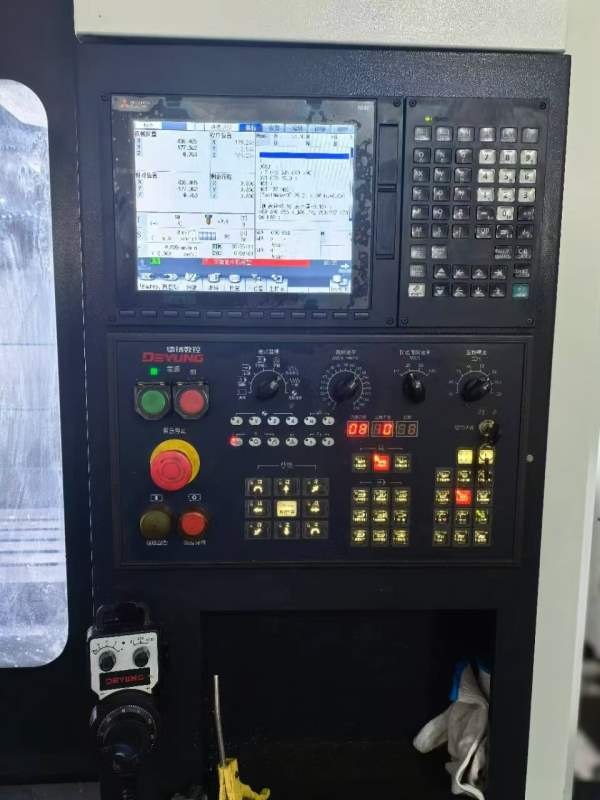 德扬 CV-855加工中心2022年 同款2台三菱M80A系统三轴.