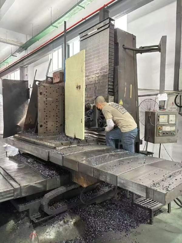 几万块钱的1814卧铣，50主轴，三轴硬轨，工厂在位正常.