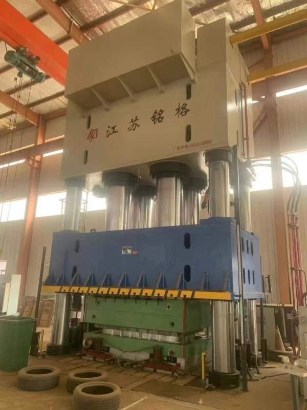 铭格4000吨液压机，台面3000年准新机，感兴趣的联系