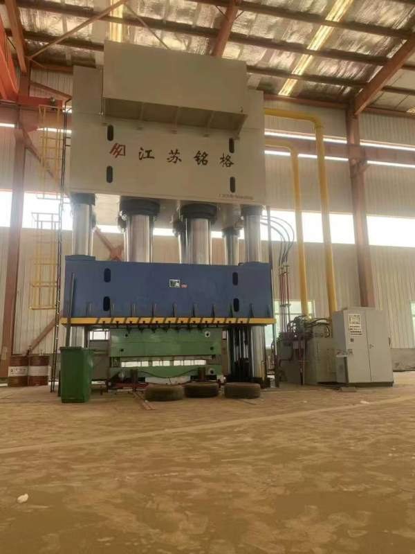 铭格4000吨液压机，台面3000年准新机，感兴趣的联系