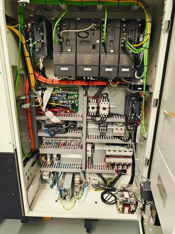 日本mazak300MAL，只用了400小时，加工长度1650车铣复.