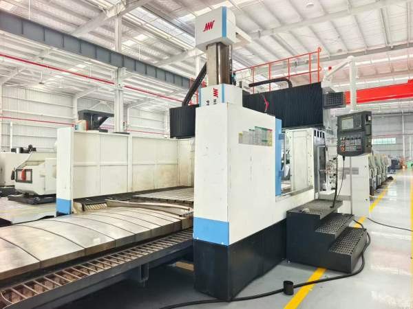 仓库新到一台纽威4028数控龙门，Z轴400x400方滑枕，带.
