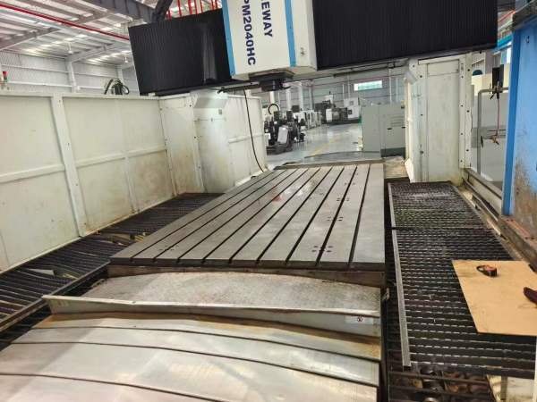 仓库新到一台纽威4028数控龙门，Z轴400x400方滑枕，带.