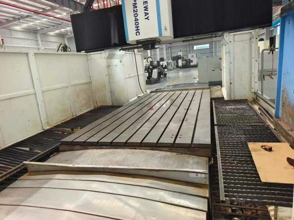 仓库新到一台纽威4028数控龙门，Z轴400x400方滑枕，带.