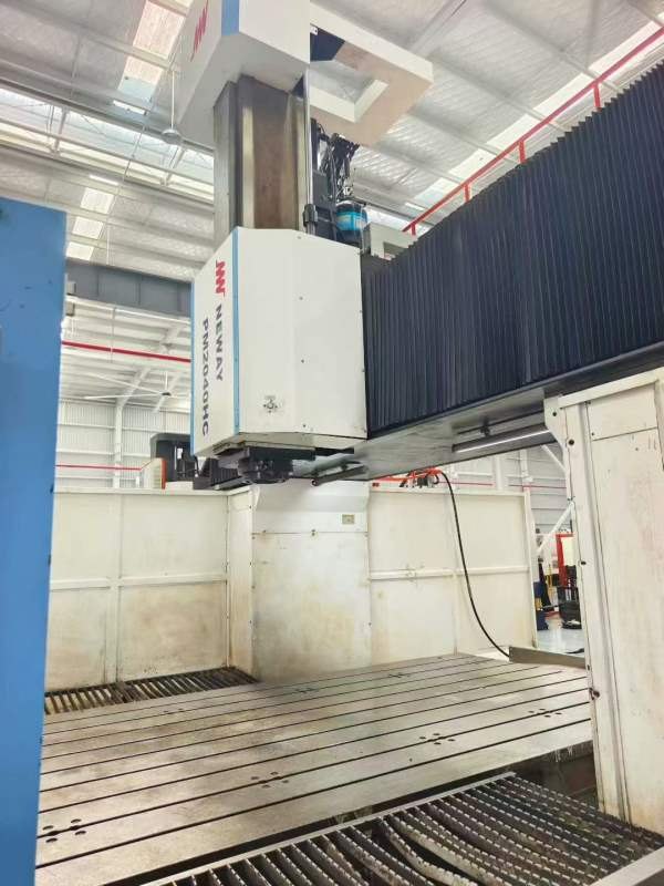 仓库新到一台纽威4028数控龙门，Z轴400x400方滑枕，带.