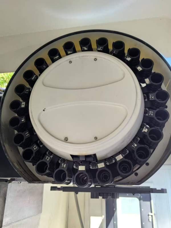 还剩后一台赛锐博1160加工中心，BT40主轴8000转速，主.