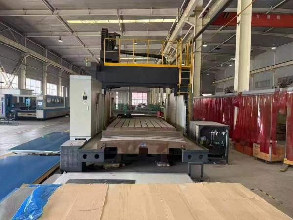 南京工厂刚买一台9成新宁波海天2840数控龙门，工作台2.
