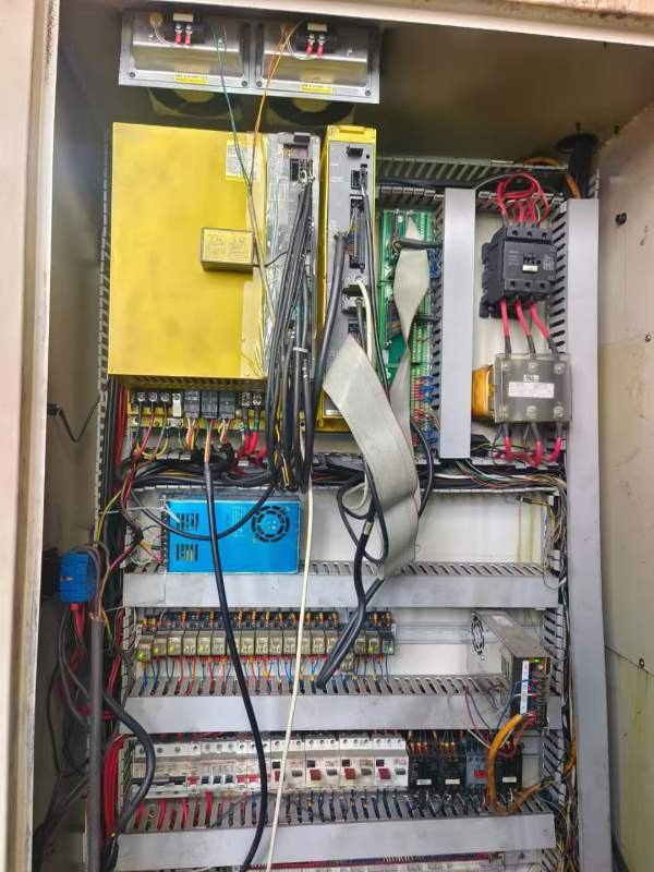 台湾晁群V8L立式加工中心，BT40主轴8000转，24把刀库.