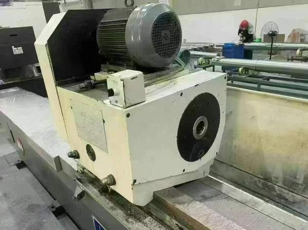 出售：9.9成新，上海产M1350X3000外圆磨床，机床安装.
