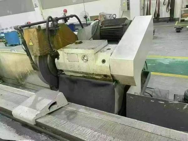出售：9.9成新，上海产M1350X3000外圆磨床，机床安装.