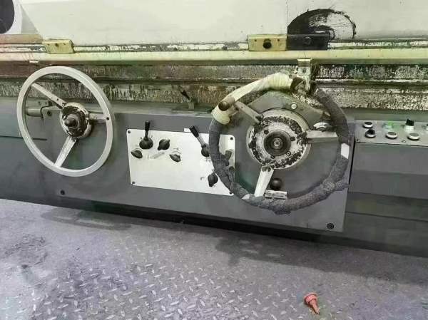 出售：9.9成新，上海产M1350X3000外圆磨床，机床安装.