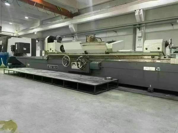出售：9.9成新，上海产M1350X3000外圆磨床，机床安装.