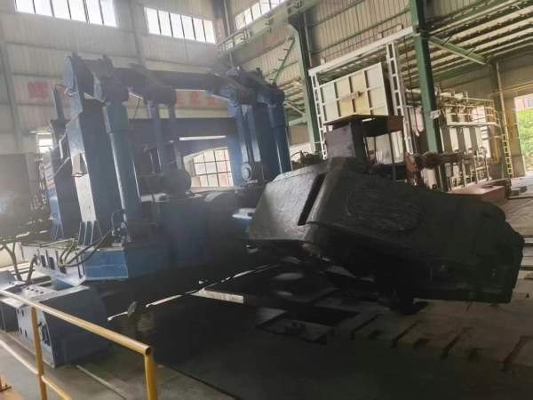 新定1600吨锻造油压机加15吨360度旋转操作机，
