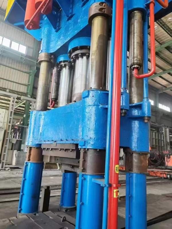 新定1600吨锻造油压机，加15吨360度旋转操作机。
