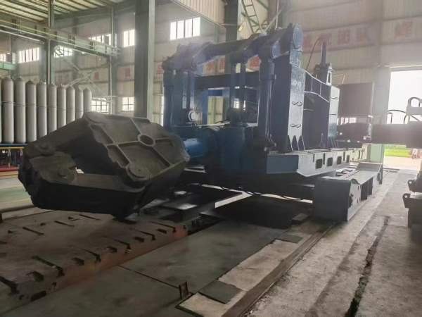 新定1600吨锻造油压机，加15吨360度旋转操作机。