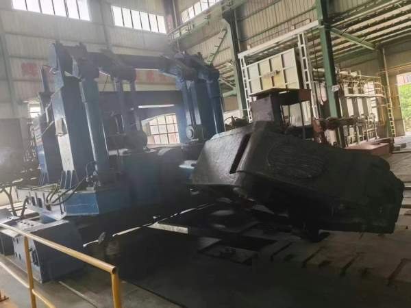 新定1600吨锻造油压机，加15吨360度旋转操作机。