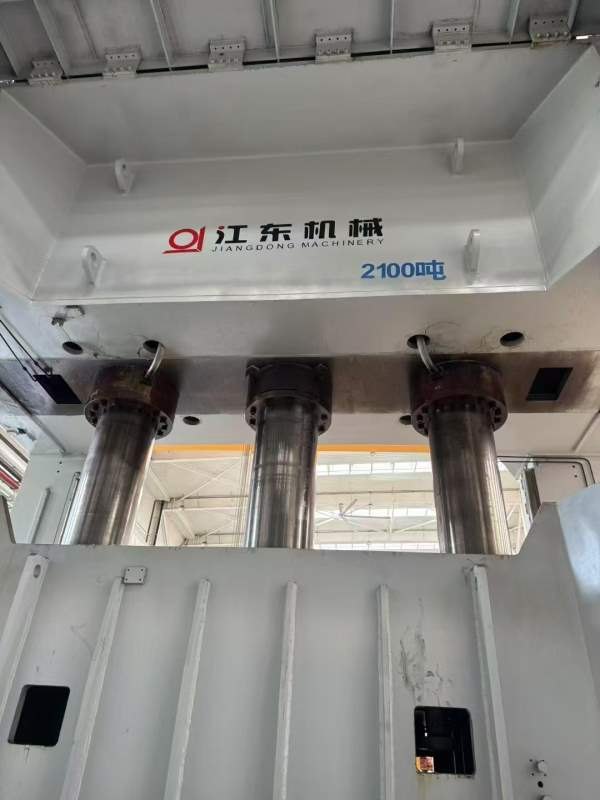 基本全新：油压机连线：1台2100，2台1200，1台800吨，.