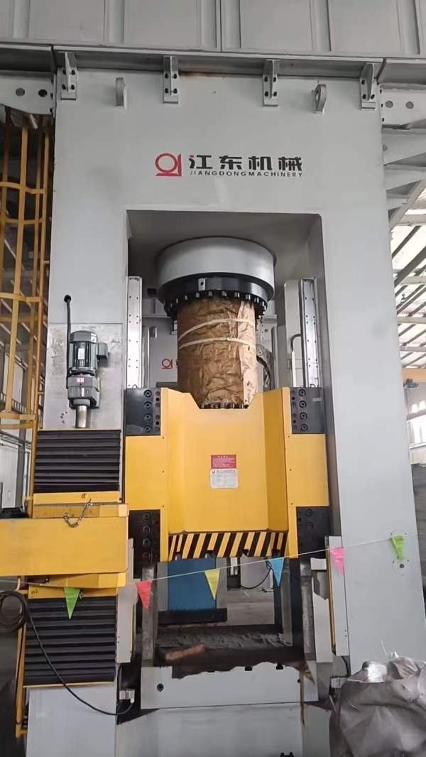 全新1600吨快速锻造油压机，工作台13501400，电机功率.