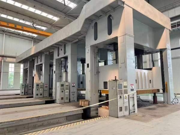 2100吨大台面5米乘2.5米1600吨，1200吨，800吨各一台.