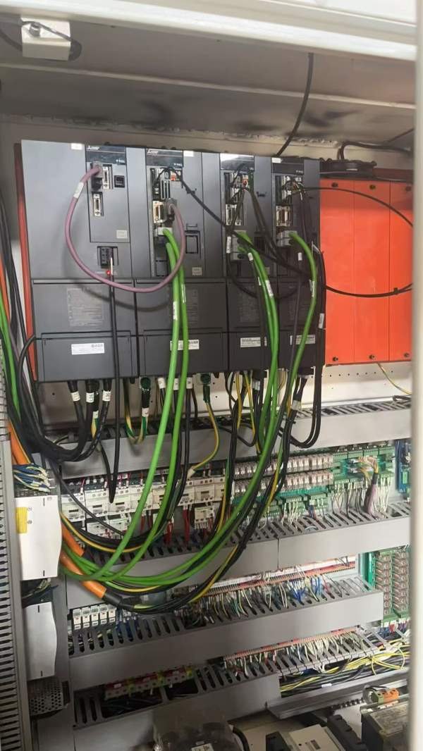 协鸿CNC220EA龙门行程1000门宽2000，门高1350BT50，齿.