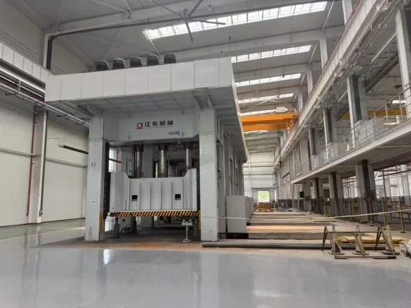 大型精品液压机线：重庆江东产，，2100吨的有效台面2..