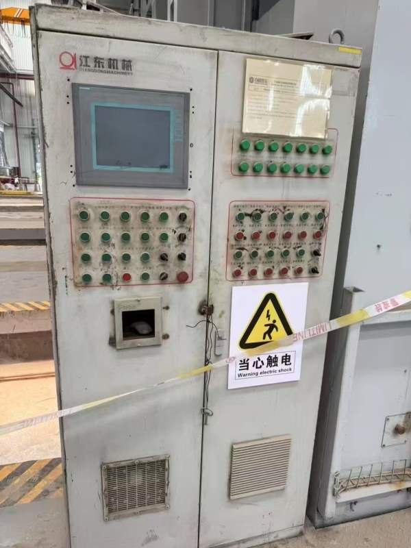 大型精品液压机线：重庆江东产，，2100吨的有效台面2..