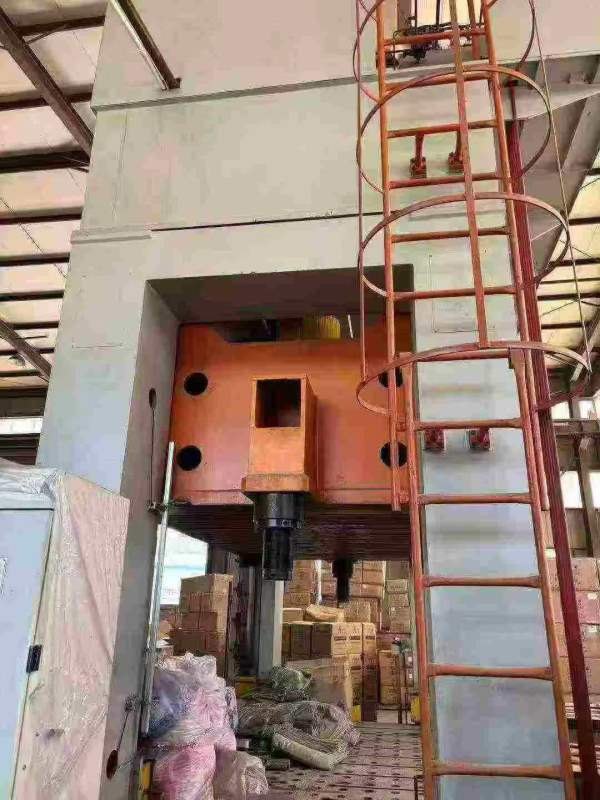 南通华东500吨框架液压机.工作台面23.2米.开口高度1.5.