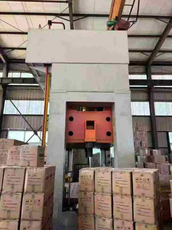 南通华东500吨框架液压机.工作台面23.2米.开口高度1.5.