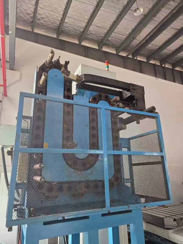 台湾远东数控镗铣床BMC-135，BT50主轴带齿轮箱，工作.