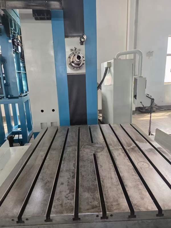 台湾远东数控镗铣床BMC-110R3，BT50主轴带齿轮箱，工.