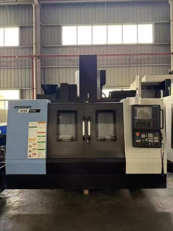 韩国斗D山NM5705式立加工中心三轴线轨，BT40主轴转速8.