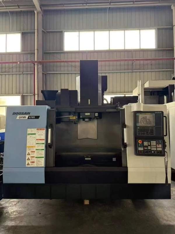 韩国斗D山NM5705式立加工中心三轴线轨，BT40主轴转速8.
