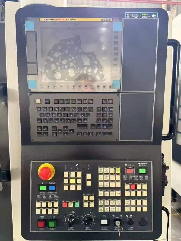 韩国斗D山NM5705式立加工中心三轴线轨，BT40主轴转速8.