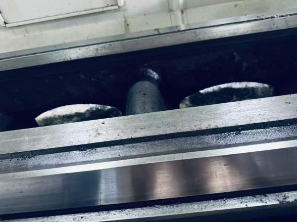 61100/3000数控车床一台整体落地床脚，重型600款导轨.