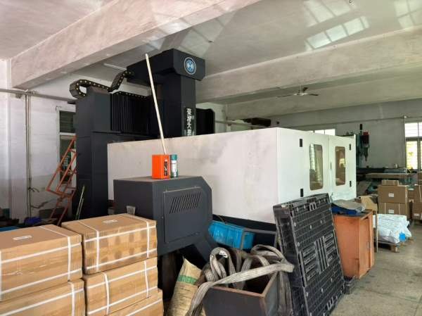 新定台湾大畏2015龙门加工中心，BT50主轴，工作台1.4.