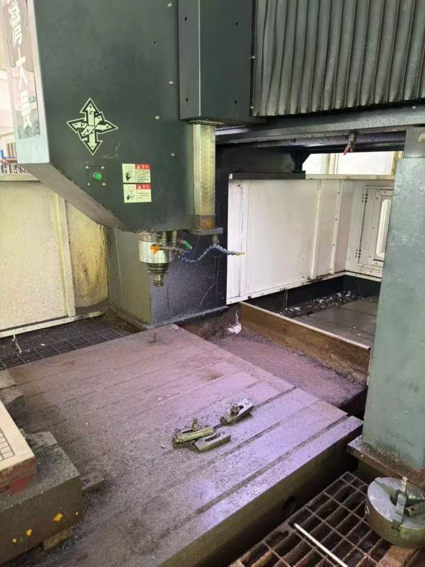 新定台湾大畏2015龙门加工中心，BT50主轴，工作台1.4.